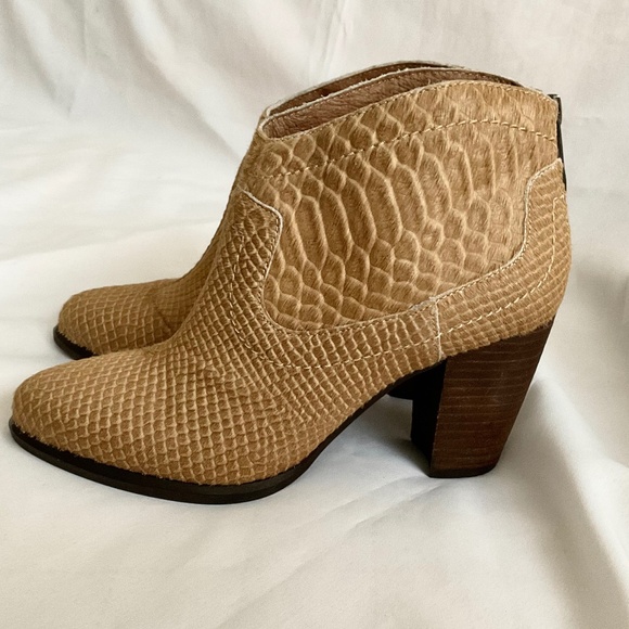 UGG Charlotte Snake Embossed Calf Hair Ankle Boots Bootie Moonbeam Size 6 - Picture 4 of 16